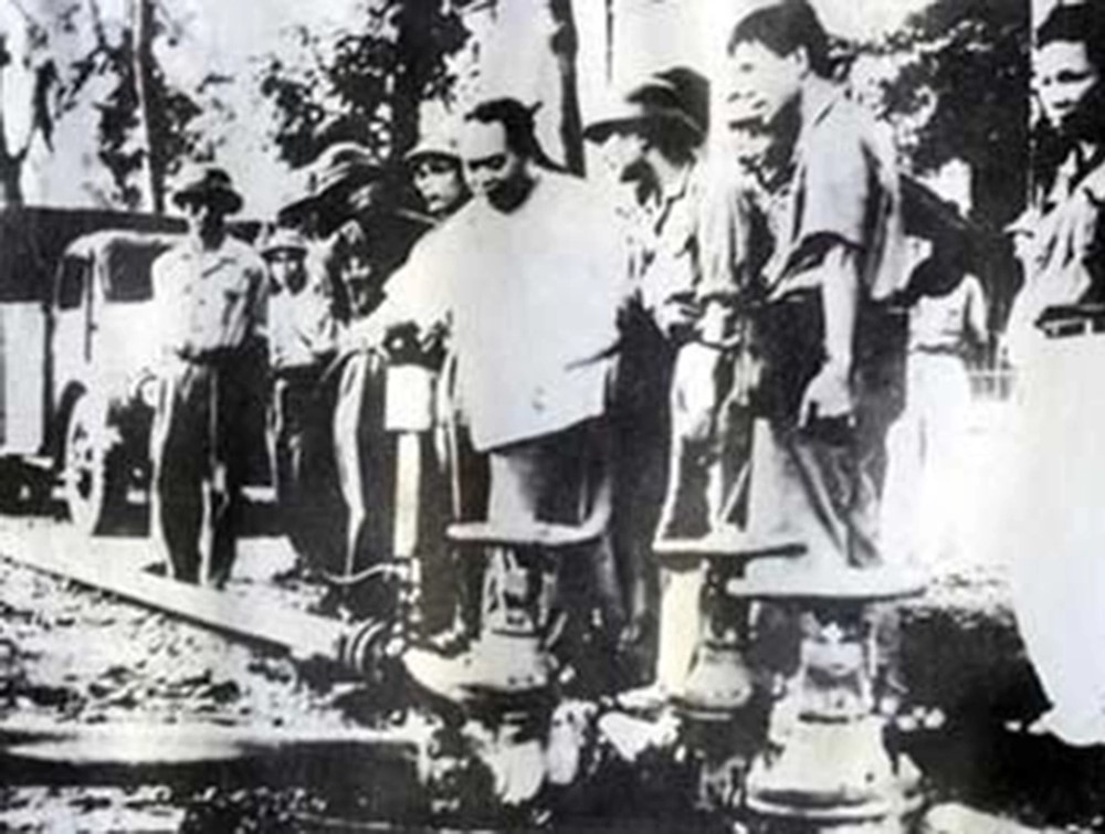 Gia đình Đại tướng Võ Nguyên Giáp nhận món quà kỷ vật đặc biệt từ đơn vị thuộc Bộ Quốc phòng - ảnh 2