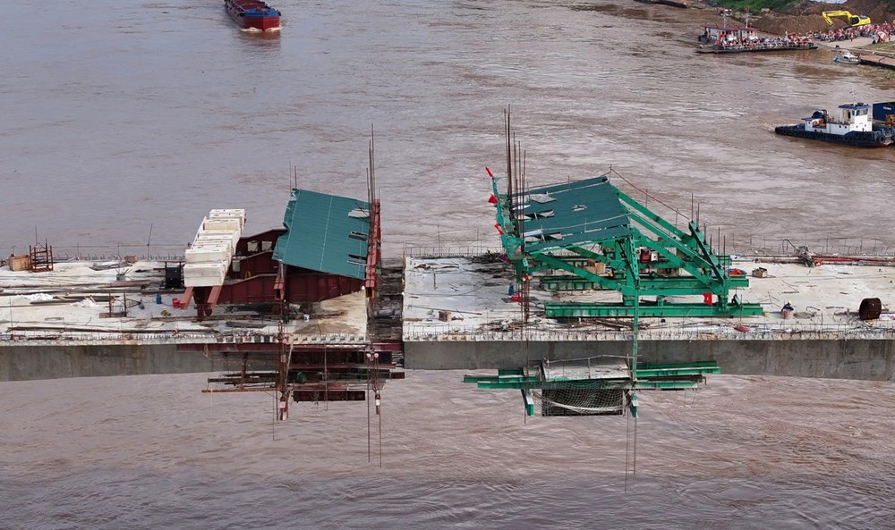 Huy động 250 công nhân làm ‘3 ca 4 kíp’, chạy nước rút hoàn thành cầu Phong Châu  - ảnh 3