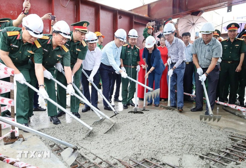 Huy động 250 công nhân làm ‘3 ca 4 kíp’, chạy nước rút hoàn thành cầu Phong Châu  - ảnh 1