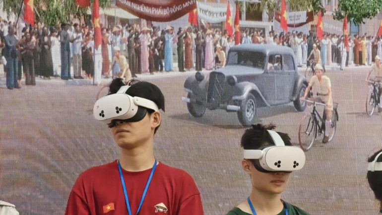 Người dân có cơ hội ‘xuyên không’ về Quảng trường Ba Đình 80 năm trước - ảnh 4