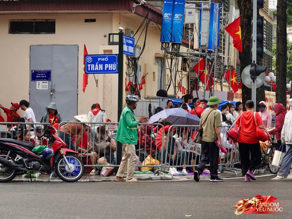 Trang Thông tin Chính phủ phát khuyến cáo quan trọng tới toàn thể bà con nhân dân đi xem tổng duyệt diễu binh, diễu hành A80 - ảnh 1