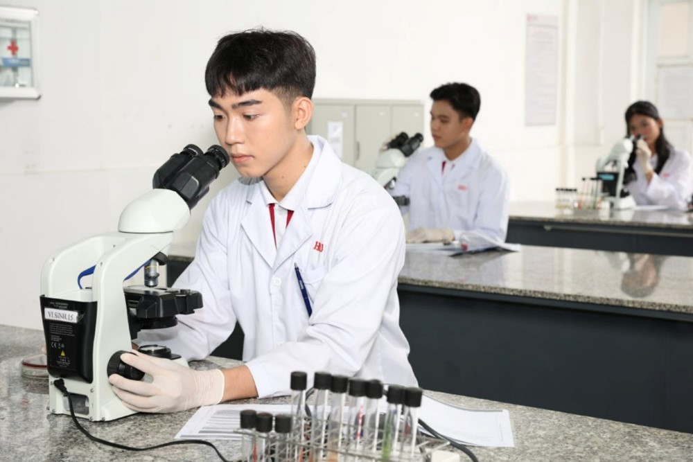 Sinh viên, học viên thạc sĩ và nghiên cứu sinh của nhóm ngành này sẽ được vay toàn bộ học phí cùng 5 triệu đồng sinh hoạt phí mỗi tháng - ảnh 2