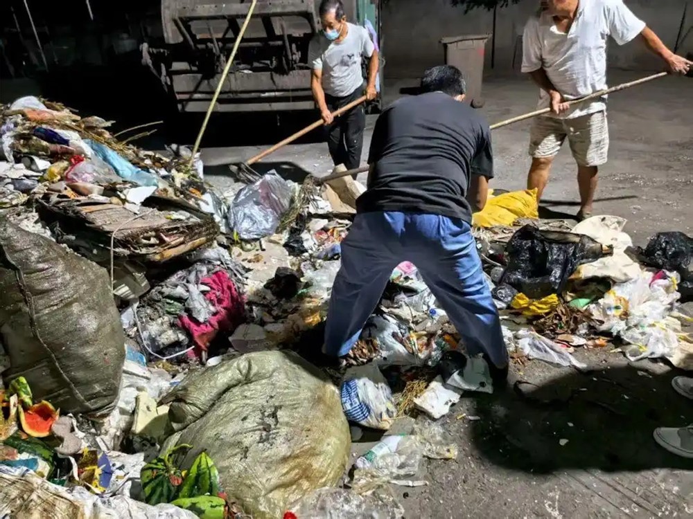 6 công nhân vệ sinh lật tung 5 tấn rác để tìm nhẫn cưới cho người phụ nữ - ảnh 2