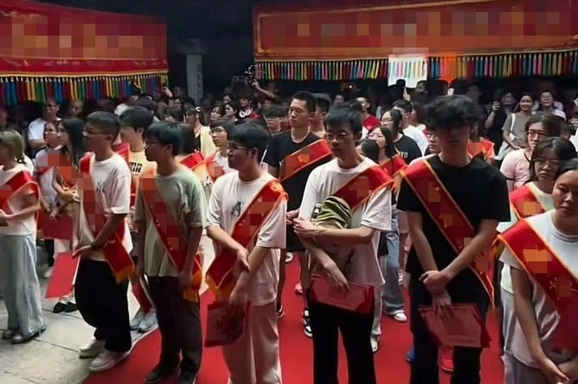 Trao cùng lúc hơn 800 triệu tiền học bổng, ngôi làng nhỏ trên núi gây sốt mạng khi có đến 33 tiến sĩ, số lượng thạc sĩ, sinh viên đại học danh giá cũng gây bất ngờ - ảnh 1