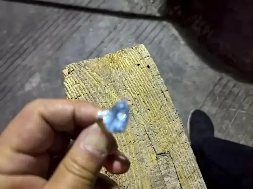 6 công nhân vệ sinh lật tung 5 tấn rác để tìm nhẫn cưới cho người phụ nữ - ảnh 1