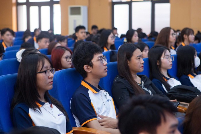 Nam sinh thoát nạn trong vụ lật tàu ở Hạ Long trở thành tân sinh viên đại học ở Hà Nội, nhận học bổng trị giá 250 triệu đồng - ảnh 2