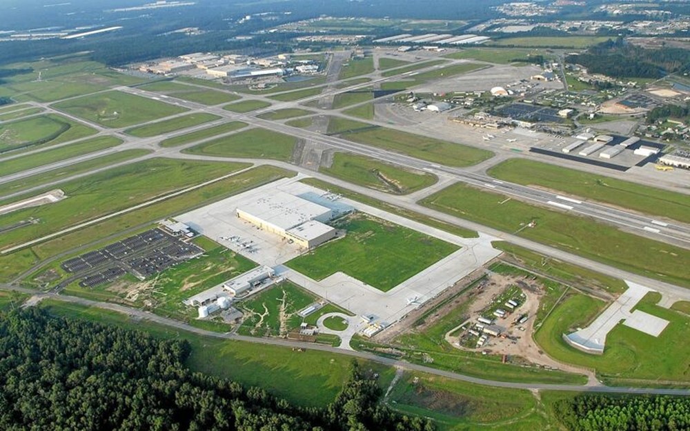 Hai ngôi mộ trăm tuổi nằm giữa đường cất hạ cánh của sân bay quốc tế  - ảnh 1