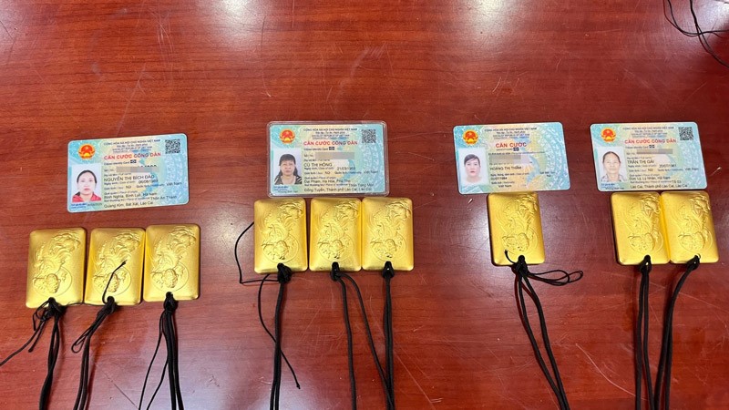 Bắt 4 đối tượng vận chuyển 2,5kg vàng miếng từ Trung Quốc về Việt Nam - ảnh 2