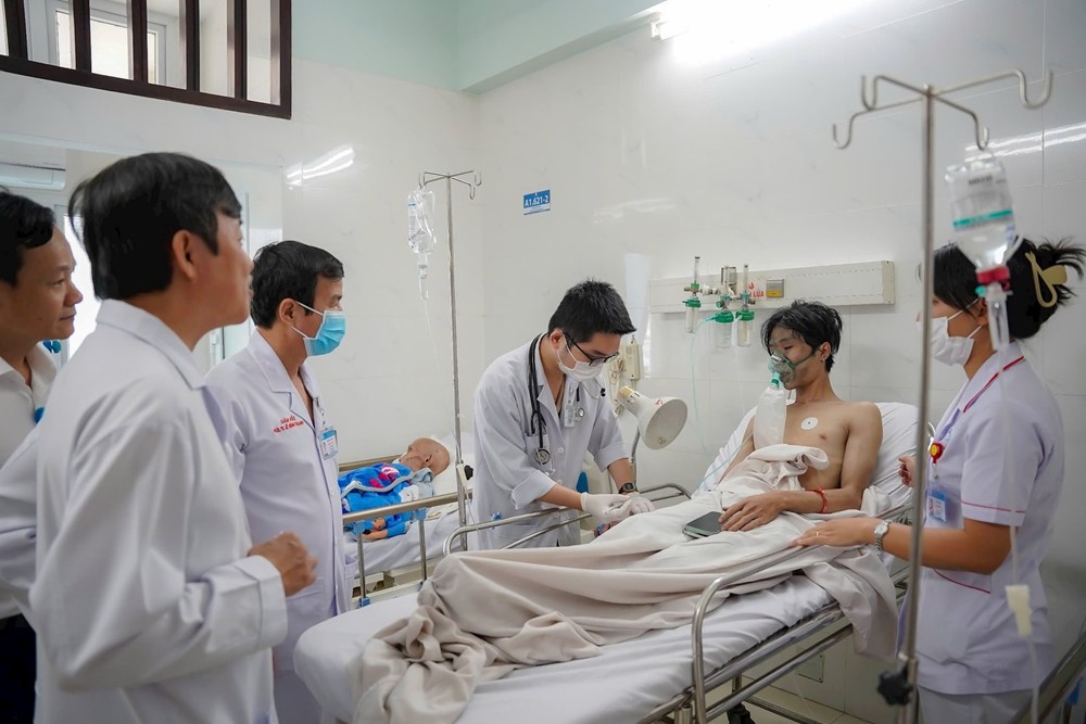 Bộ Chính trị xác định thời điểm thực hiện miễn viện phí toàn dân - ảnh 1