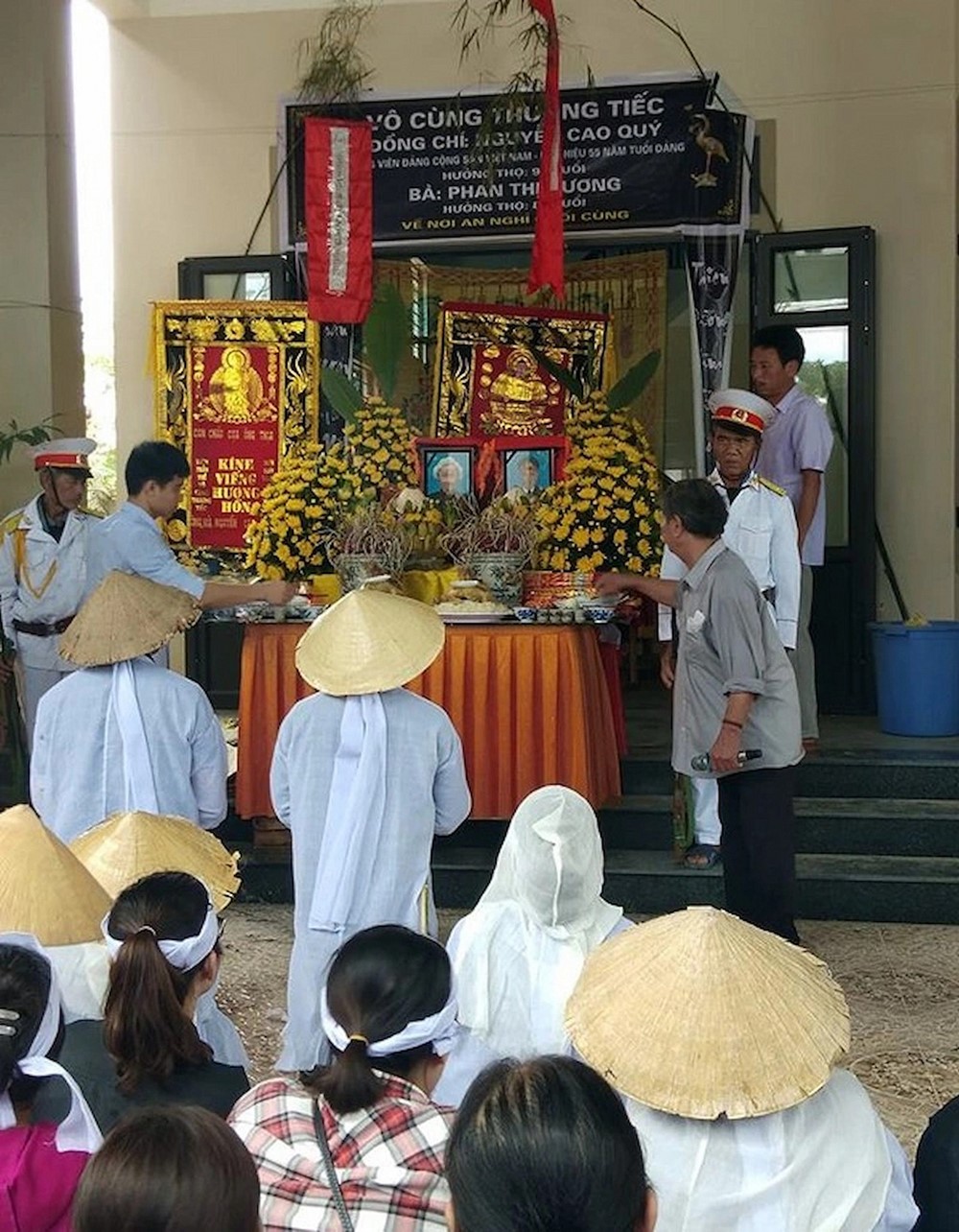 Chuyện về tang lễ chưa từng có: Cặp vợ chồng qua đời cách nhau vài phút, đám tang đôi khiến cả làng nghẹn ngào - ảnh 3