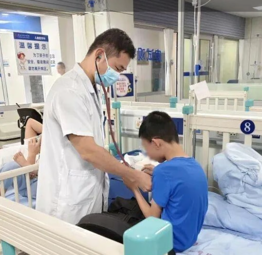 Cậu bé 11 tuổi nhập viện cấp cứu vì học bài 13 tiếng liên tục - ảnh 2