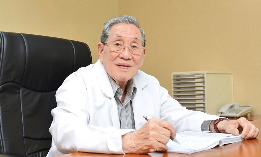 Nhà giáo Nhân dân, bác sĩ U100 của Việt Nam vừa nhận giải thưởng cao quý: ‘Bàn tay vàng’ trong y học, học trò ưu tú của cố GS Tôn Thất Tùng - ảnh 3