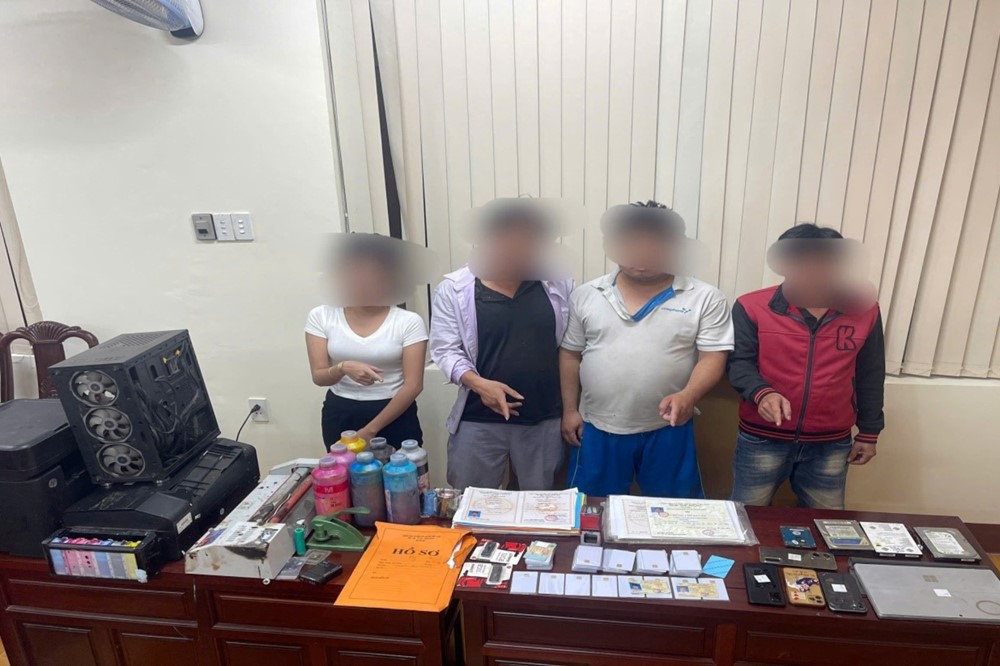 Bắt 5 đối tượng làm giả hàng trăm sổ đỏ, bằng cấp, giấy khám sức khỏe - ảnh 1