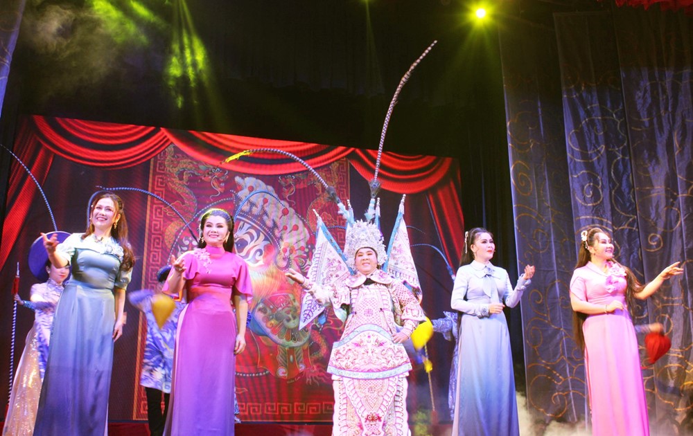 Đại gia tộc 4 đời ăn cơm Tổ, nổi danh khắp 3 miền: Bố là NSND, 2 con trai đều là NSƯT - ảnh 4