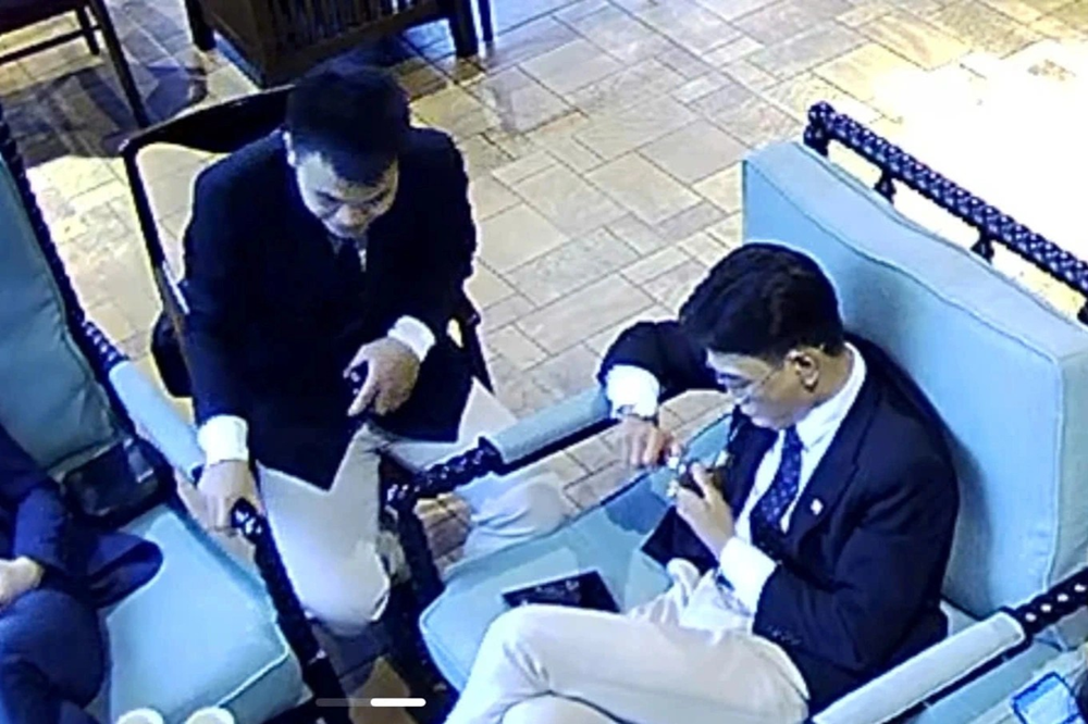 ‘Tổng tài’ ra lệnh đánh nhân viên trực tiếp đến quán cà phê xin lỗi  - ảnh 2