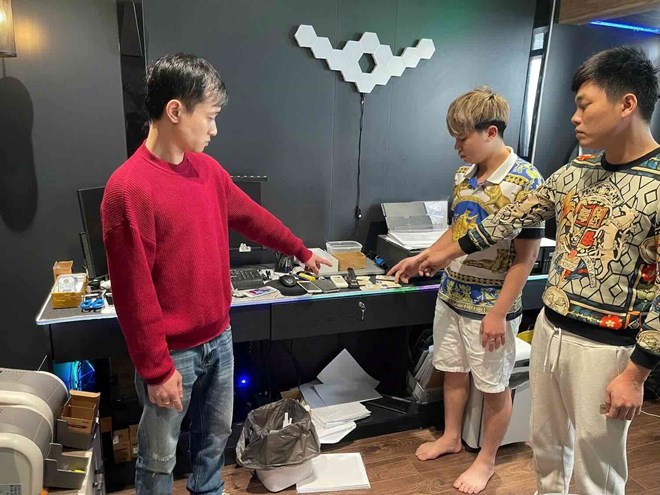 Khám xét nơi ở, bắt khẩn cấp ‘ông trùm 9X’ Phạm Duy Phú, thu giữ 35 điện thoại và 15.000 phôi giấy tờ - ảnh 2