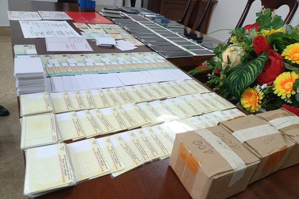 Khám xét nơi ở, bắt khẩn cấp ‘ông trùm 9X’ Phạm Duy Phú, thu giữ 35 điện thoại và 15.000 phôi giấy tờ - ảnh 3