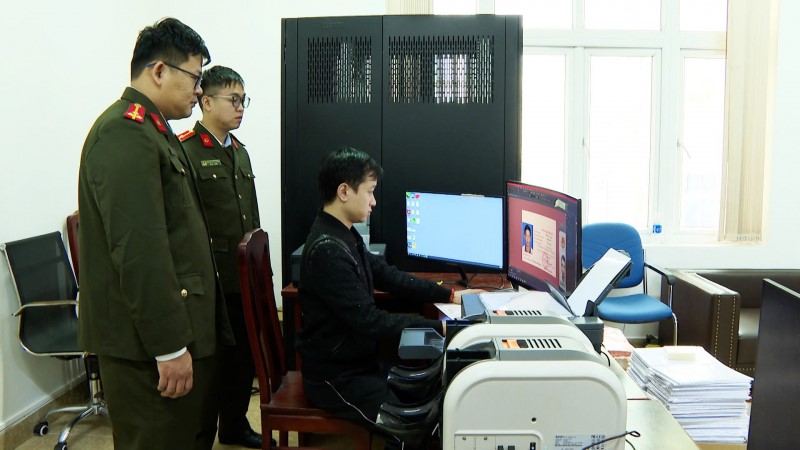 Khám xét nơi ở, bắt khẩn cấp ‘ông trùm 9X’ Phạm Duy Phú, thu giữ 35 điện thoại và 15.000 phôi giấy tờ - ảnh 1