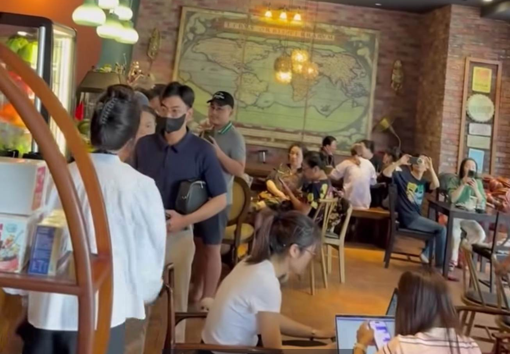 ‘Tổng tài’ ra lệnh đánh nhân viên trực tiếp đến quán cà phê xin lỗi  - ảnh 1