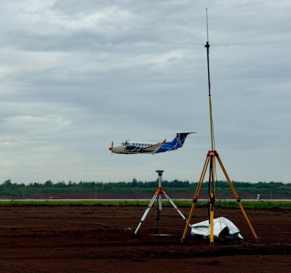 Lần đầu tiên, đường băng tại cảng hàng không lớn nhất Việt Nam đón máy bay - ảnh 1