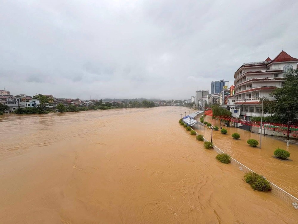 Thiệt hại do mưa lớn sau bão số 10: Số người thương vong tiếp tục tăng, giao thông tê liệt tại nhiều địa phương - ảnh 7
