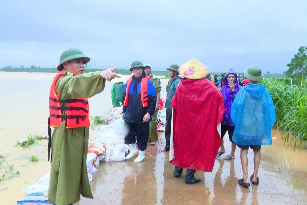 Tràn đê bao dài 4,2km, sơ tán khẩn cấp 2.500 người ngay trong đêm - ảnh 1
