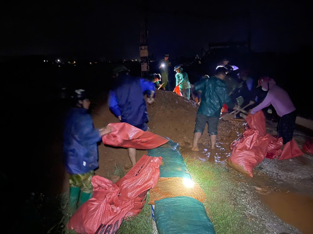 Tràn đê bao dài 4,2km, sơ tán khẩn cấp 2.500 người ngay trong đêm - ảnh 4