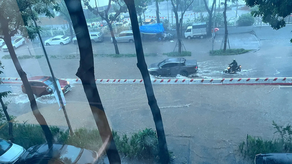 Thiệt hại do mưa lớn sau bão số 10: Số người thương vong tiếp tục tăng, giao thông tê liệt tại nhiều địa phương - ảnh 18