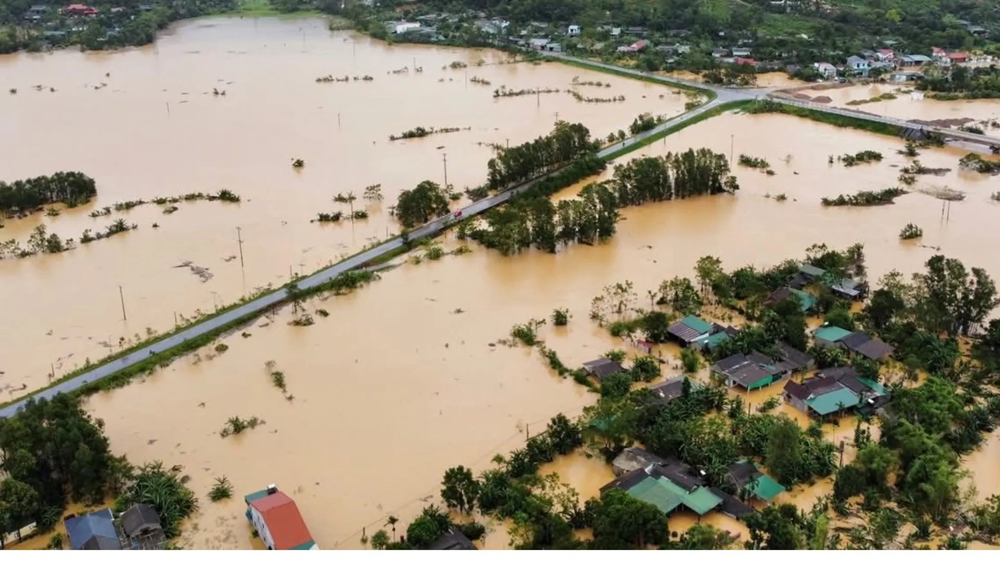 Thiệt hại do mưa lớn sau bão số 10: Số người thương vong tiếp tục tăng, giao thông tê liệt tại nhiều địa phương - ảnh 24