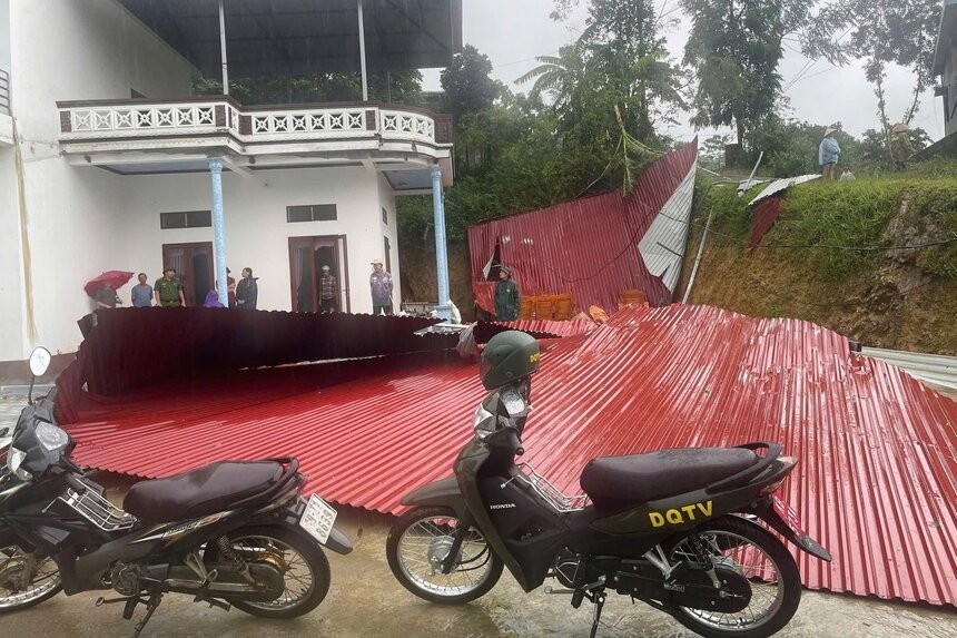 Thiệt hại do mưa lớn sau bão số 10: Số người thương vong tiếp tục tăng, giao thông tê liệt tại nhiều địa phương - ảnh 11