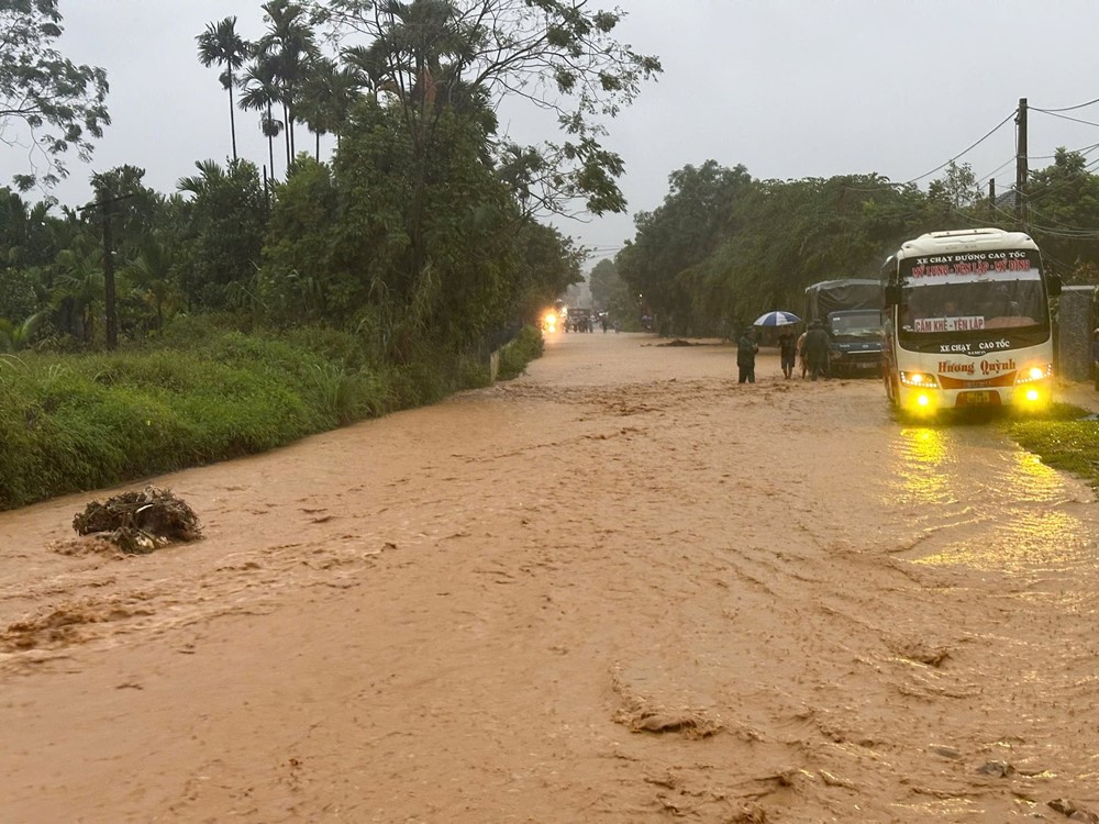 Thiệt hại do mưa lớn sau bão số 10: Số người thương vong tiếp tục tăng, giao thông tê liệt tại nhiều địa phương - ảnh 10