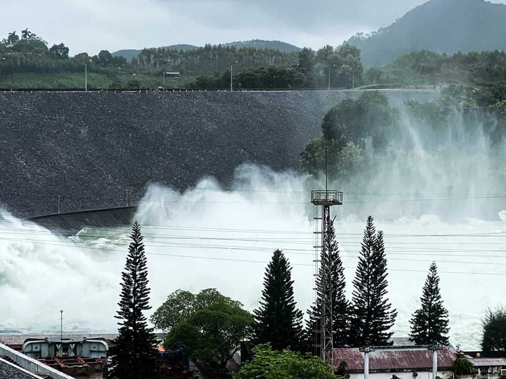 Sáng nay, hồ Hòa Bình, hồ Tuyên Quang mở tiếp cửa xả đáy; cấp bách đảm bảo an toàn thủy điện Thác Bà - ảnh 3