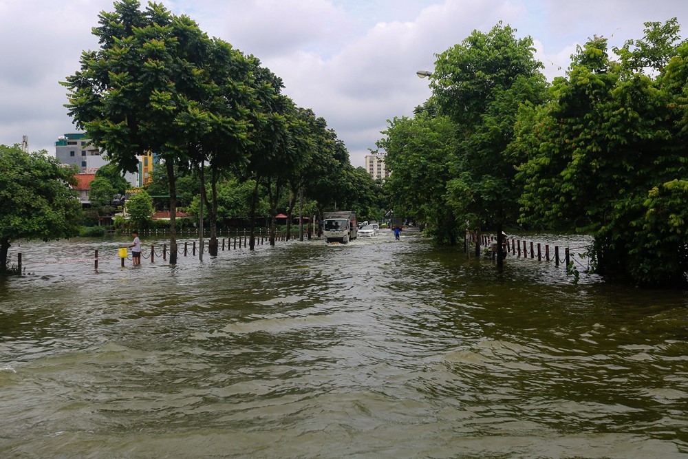 Cập nhật mới nhất danh sách những điểm ngập sâu, không thể di chuyển tại Hà Nội - ảnh 1