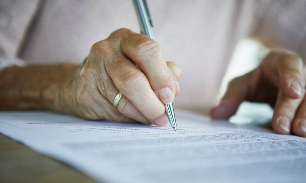 Tin vào lời ‘mật ngọt’, cụ bà viết di chúc để lại toàn bộ tài sản cho kẻ lừa đảo - ảnh 1