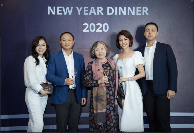 Hé lộ gia tộc kín tiếng nắm giữ ‘đế chế’ đa ngành nghìn tỷ: Thế hệ kế nghiệp học vấn ‘cực khủng’, nhiều người làm Chủ tịch, Giám đốc - ảnh 2