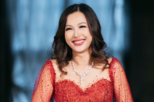 Bán biệt thự dát vàng 24K với giá 160 tỷ, 'hoa hậu giàu nhất Việt Nam' vẫn kiếm tiền như 'rót vàng' ở trời Tây với mức cát-xê 100.000 USD/show - ảnh 1