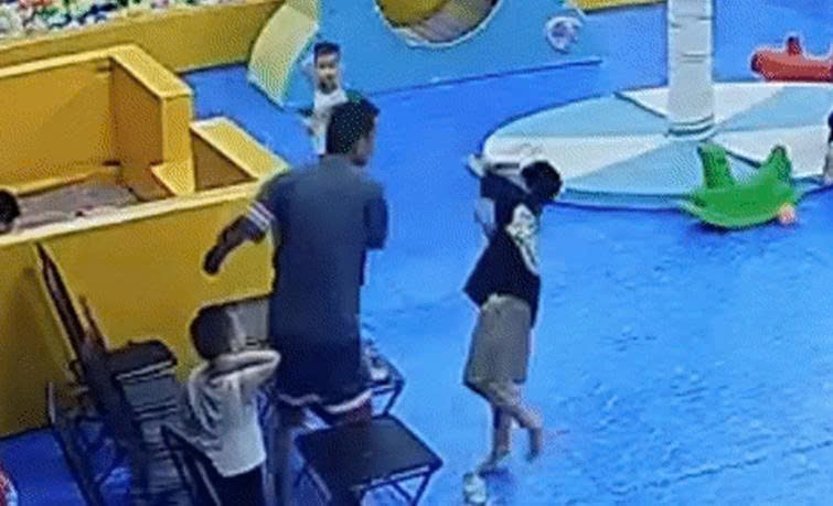 Hé lộ danh tính người đàn ông tát cháu bé 8 tuổi trong quán cà phê - ảnh 1