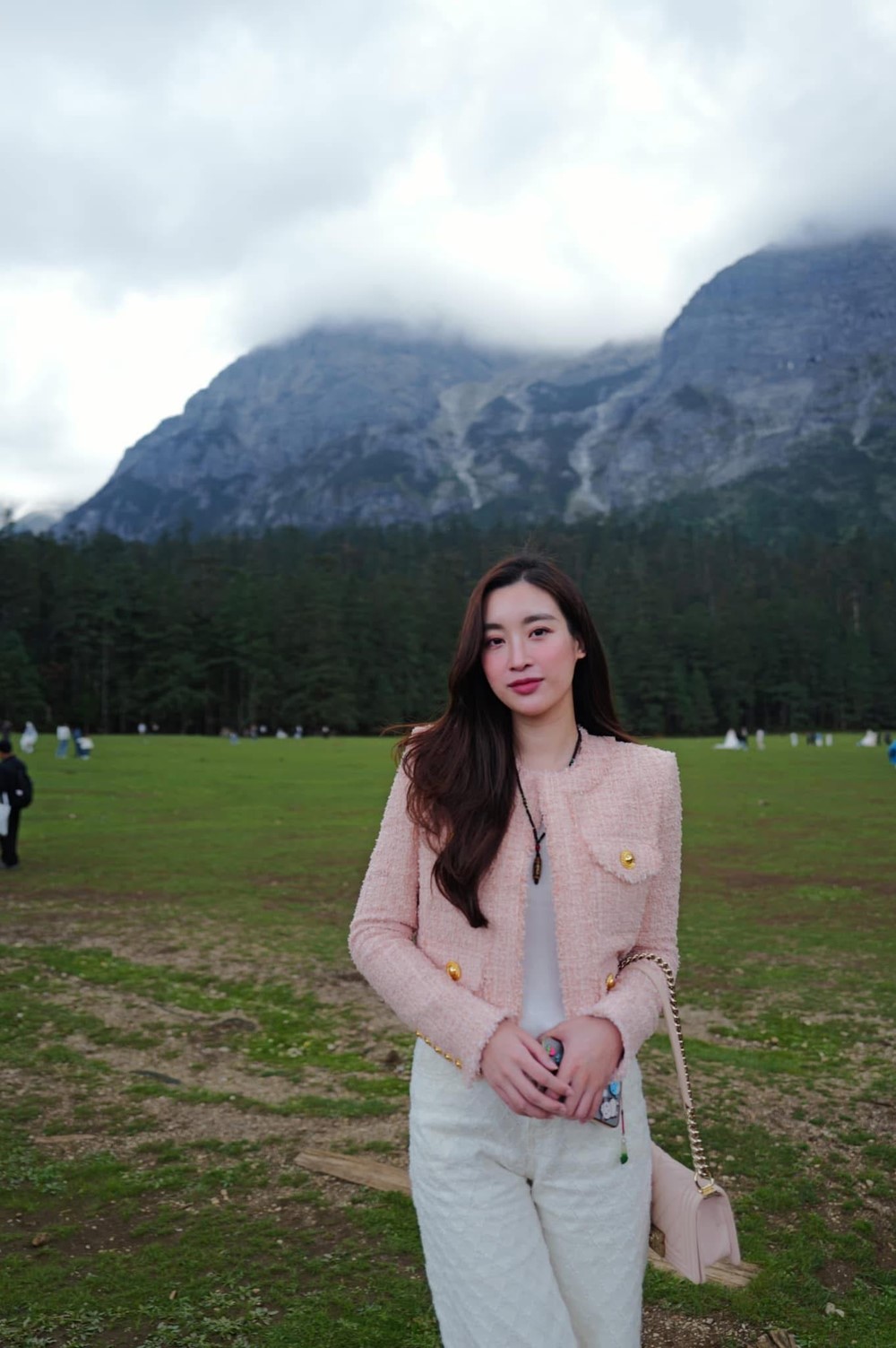 'Hoa hậu nghèo nhất Việt Nam' từng diện đồ gần 2 tỷ ra phố, nay khiến dân tình ngỡ ngàng vì điều này - ảnh 2