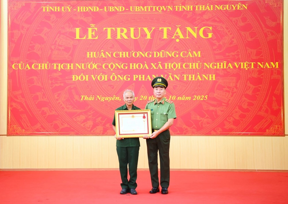 Truy tặng Huân chương Dũng cảm cho Tổ trưởng an ninh lao vào dòng lũ cứu 3 cháu nhỏ - ảnh 1