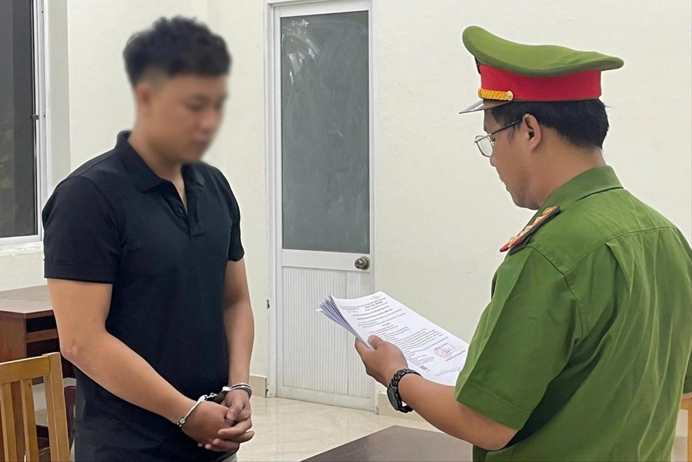 Bắt khẩn cấp người đàn ông giả công an, xâm hại thiếu nữ 18 tuổi - ảnh 1