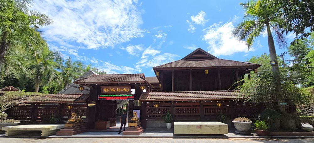 Ngôi nhà gỗ lim lớn nhất Việt Nam, huy động hàng chục nghệ nhân và 10.000 lượt thợ, vốn đầu tư 200 tỷ đồng - ảnh 1