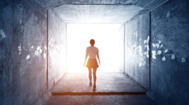 48 người ‘chết đi sống lại’ tiết lộ bí mật rợn người về thế giới bên kia - ảnh 3