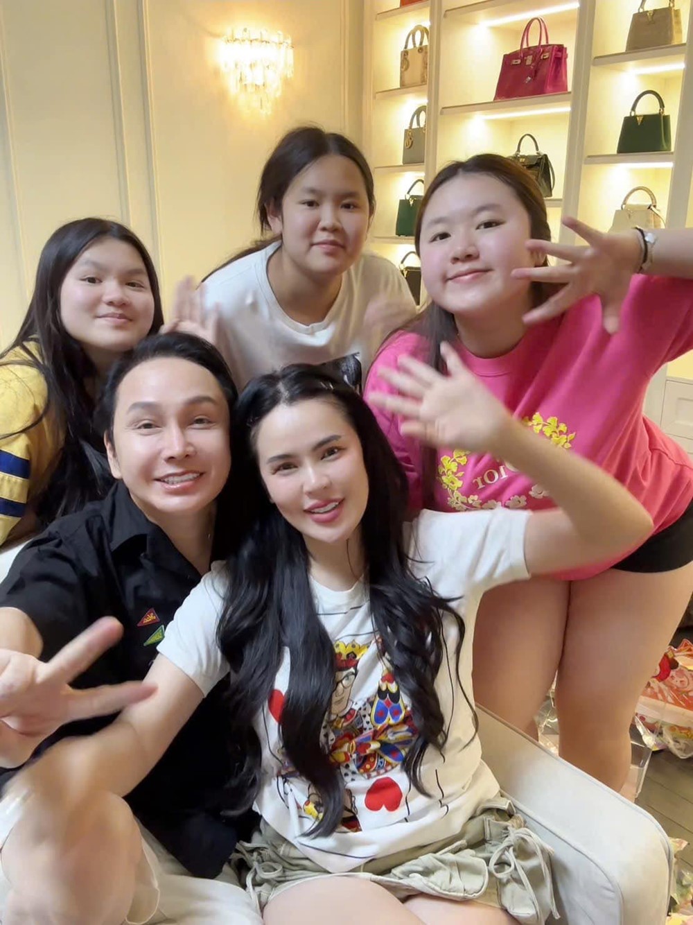 NSƯT vừa đón con đầu lòng ở tuổi U60: Lấy Hoa hậu đã có 3 con, điều hành 2 công ty mang tên vợ, sống trong biệt thự 200 tỷ - ảnh 4