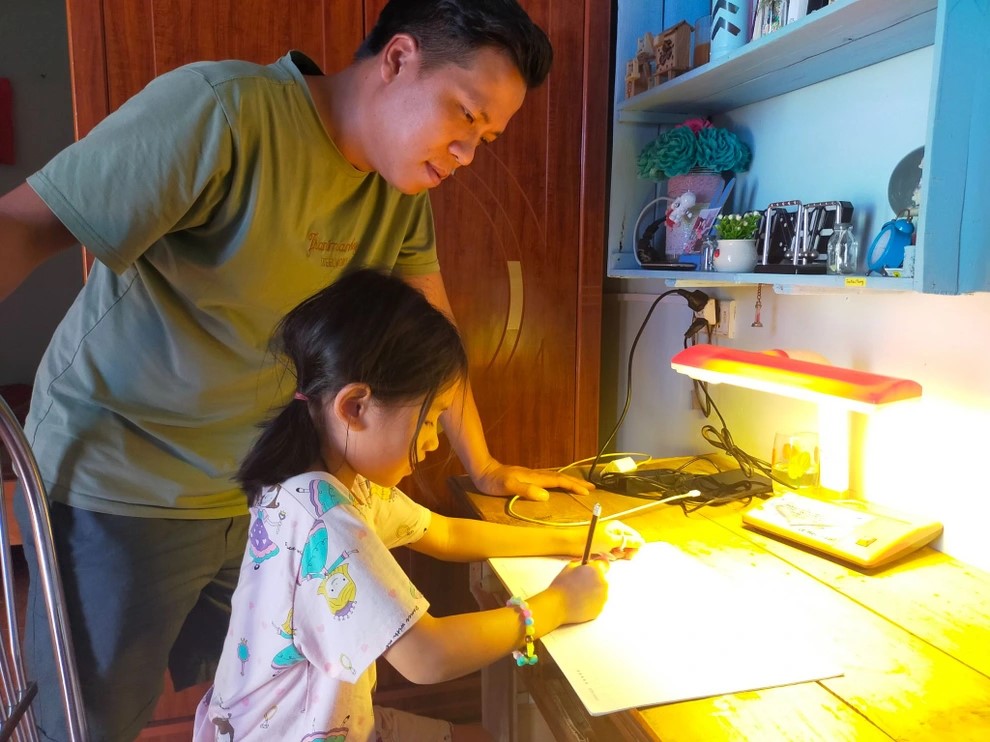 Từ 15/12, bố mẹ có thể bị phạt tới 10 triệu đồng nếu bắt con học quá sức - ảnh 1