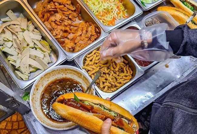 Lộ diện ‘thủ phạm’ khiến 304  người nhập viện sau khi ăn bánh mì  - ảnh 2