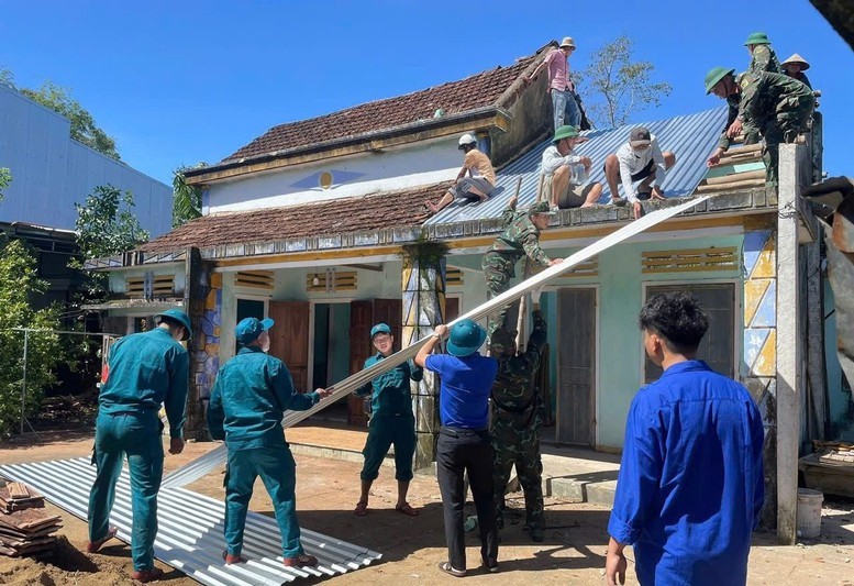 Thủ tướng chỉ đạo các địa phương hỗ trợ người dân khắc phục nhanh hậu quả bão lũ, dựng lại nhà kịp đón Tết - ảnh 1