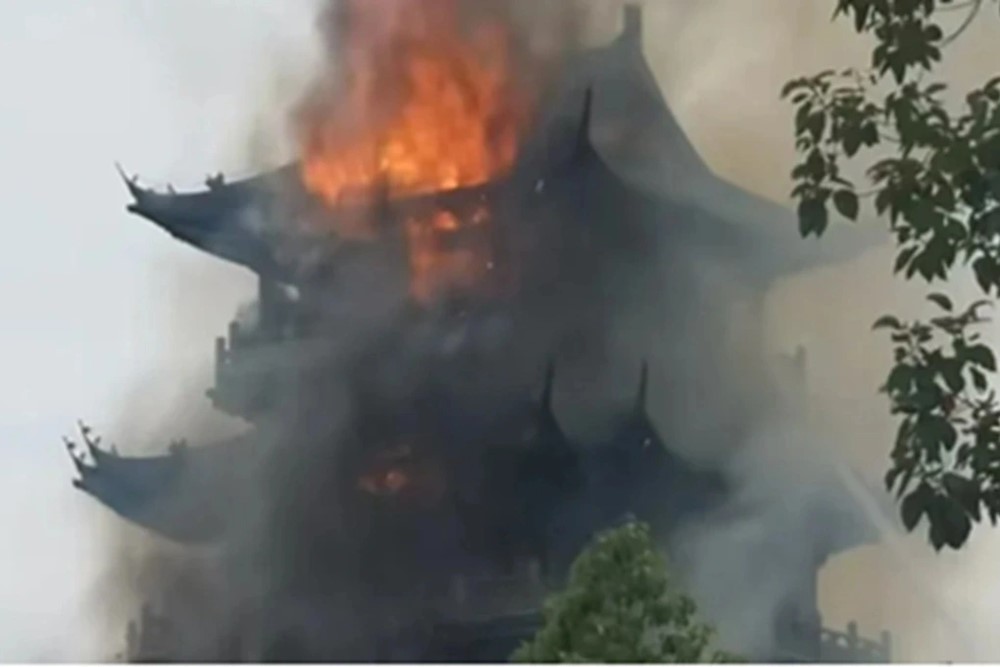 Ngôi cổ tự hơn 1.500 tuổi bất ngờ bốc cháy dữ dội, công an lập tức vào cuộc điều tra - ảnh 1