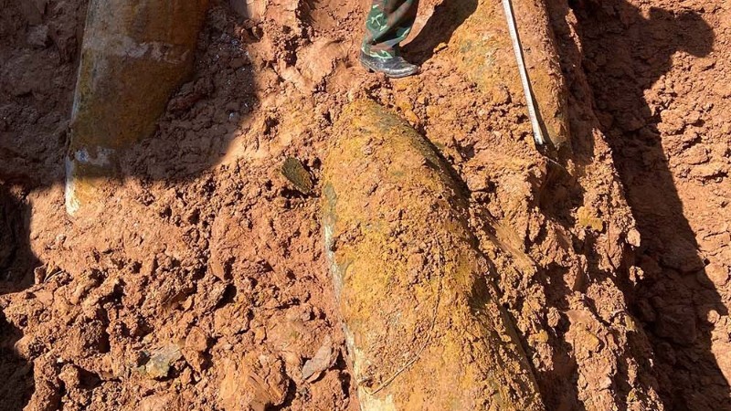 Bất ngờ phát hiện 3 quả bom giữa cánh đồng - ảnh 1