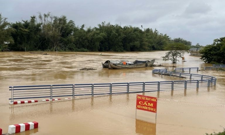 Mưa lũ nghiêm trọng khiến 14 người chết và mất tích, một tỉnh ghi nhận 7 người tử vong do sạt lở vùi xe khách  - ảnh 2