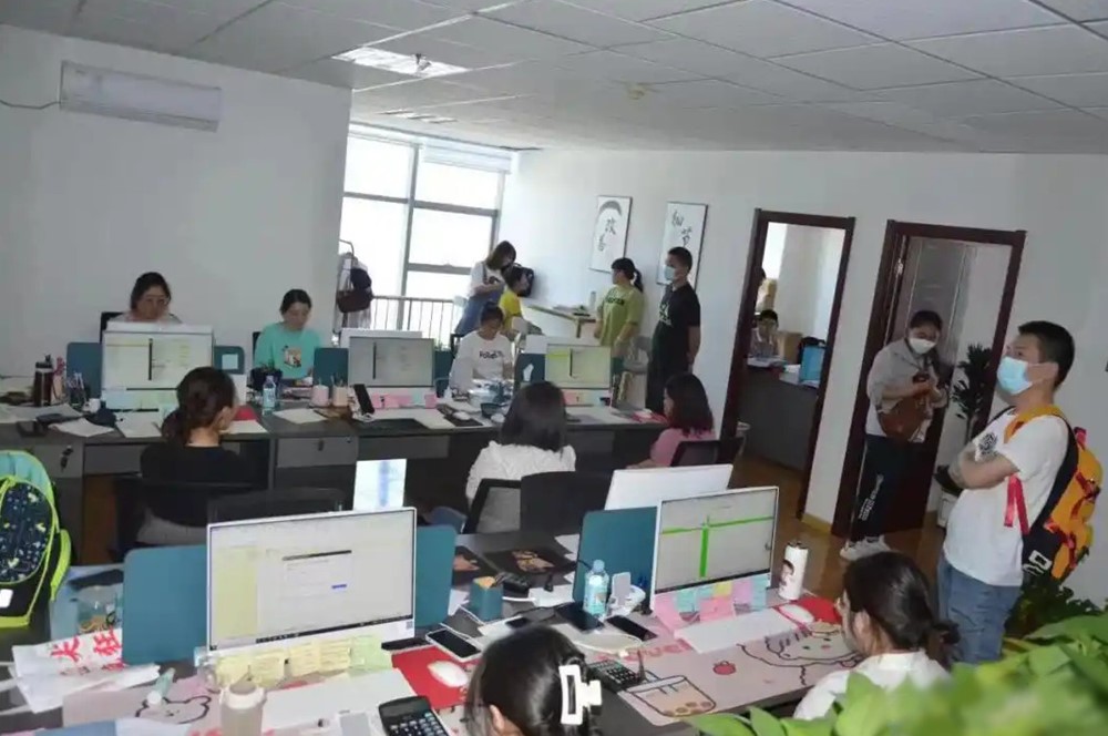 Đột kích một cửa hàng trong khu dân cư, tịch thu hơn 11.000 tỷ, 1.013 cây vàng 'để dành cho con gái' - ảnh 1